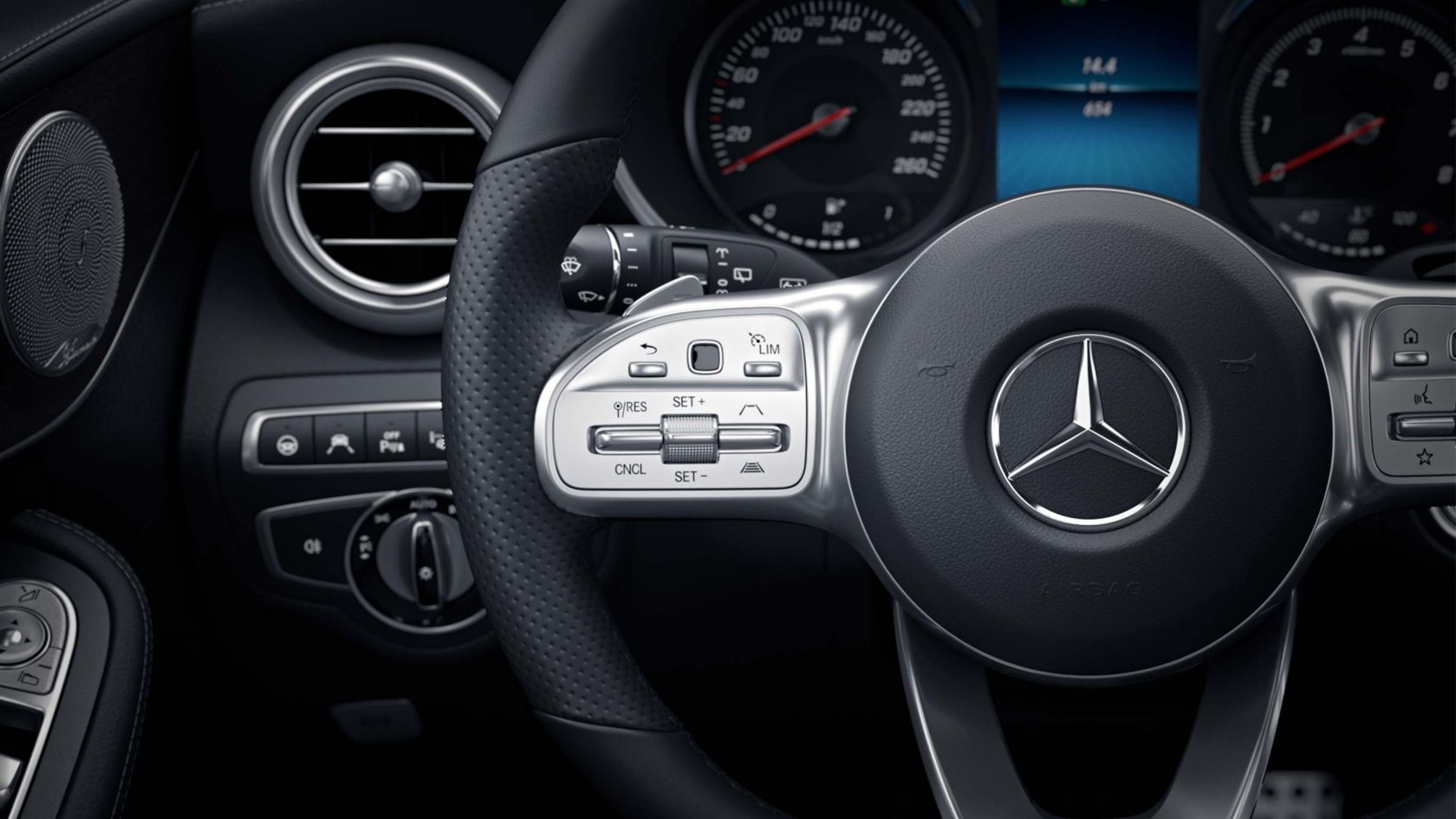 Na obrázku je volant s tlačítky dotykového ovládání vozidla Mercedes-Benz Třídy C kabriolet.