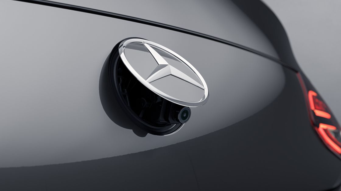 Na obrázku je zpětná kamera pro couvání modelu Mercedes-Benz Třídy C kabriolet.