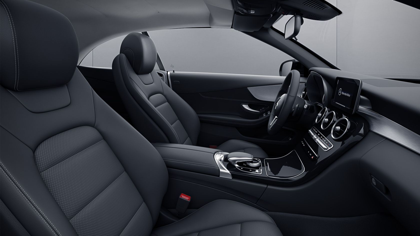 Na obrázku je interiér vozidla Mercedes-Benz Třídy C kabriolet se standardní výbavou.