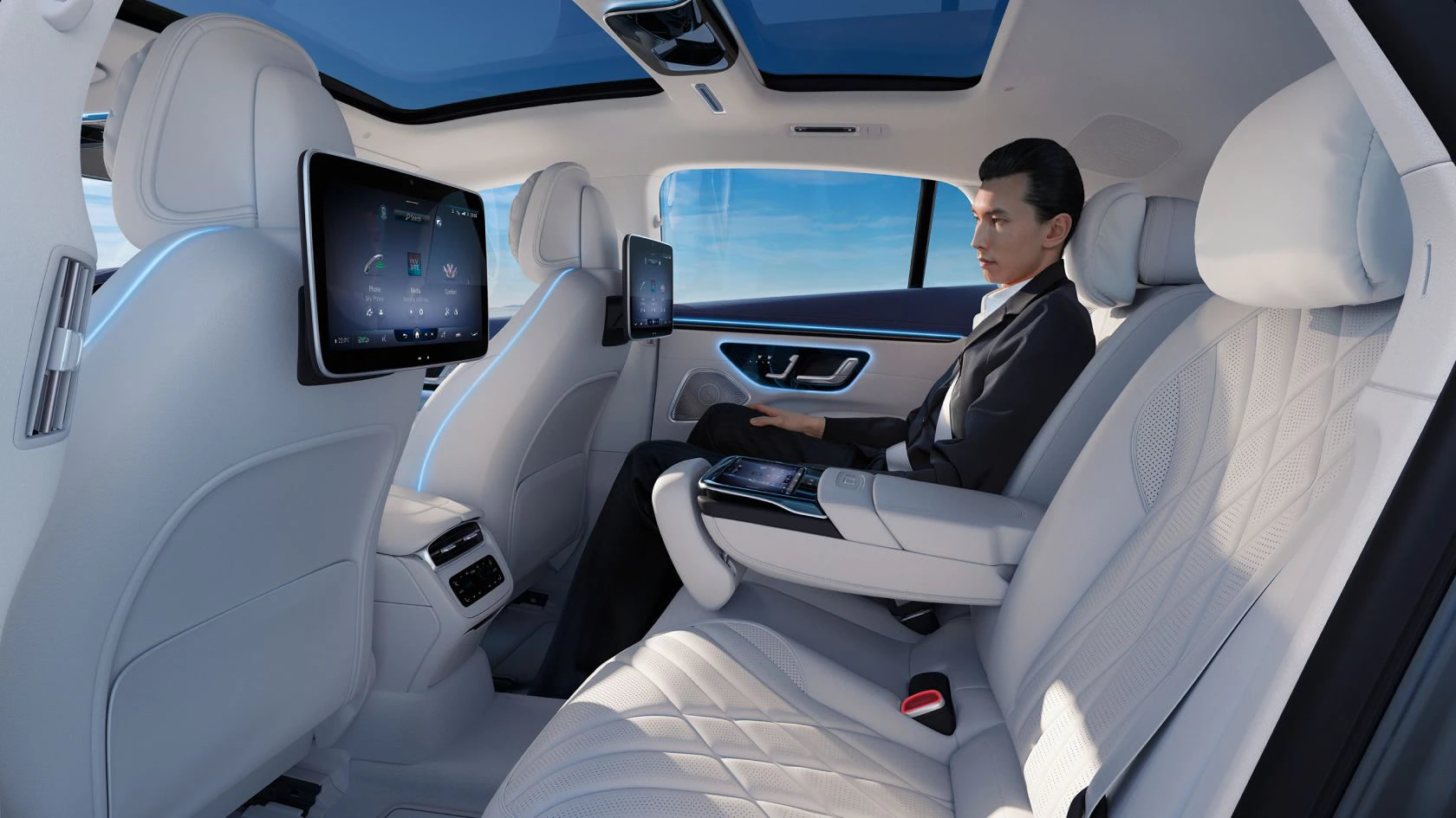 Obrázek znázorňuje funkci špičkového multimediálního systému MBUX pro zadní řadu sedadel vozu EQS od Mercedes-EQ.