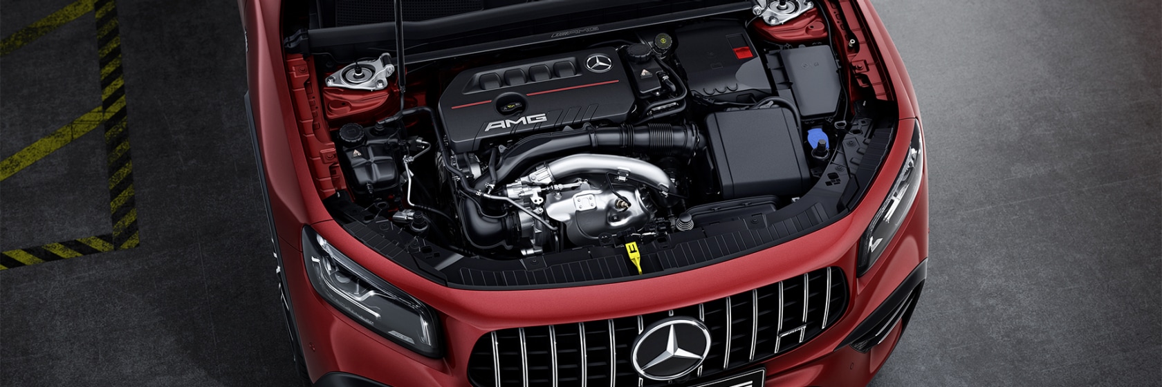 Na obrázku je dvoulitrový čtyřválcový motor přeplňovaný výfukovým turbodmychadlem v modelu Mercedes-AMG GLB 35 4MATIC. 
